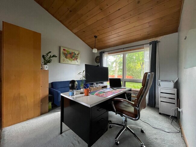 Building Photo - 2018 Greenbriar Cir