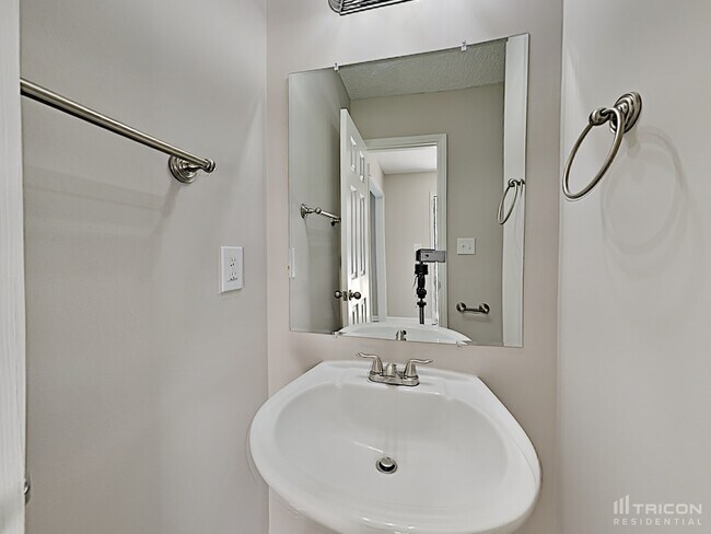 Building Photo - 5005 Baffin Ct