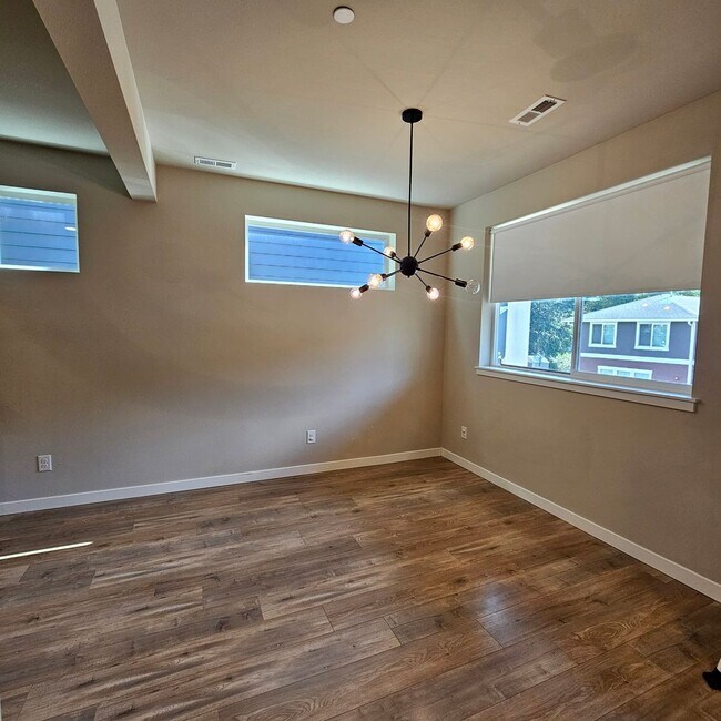 Building Photo - 2444 Seringa Ave
