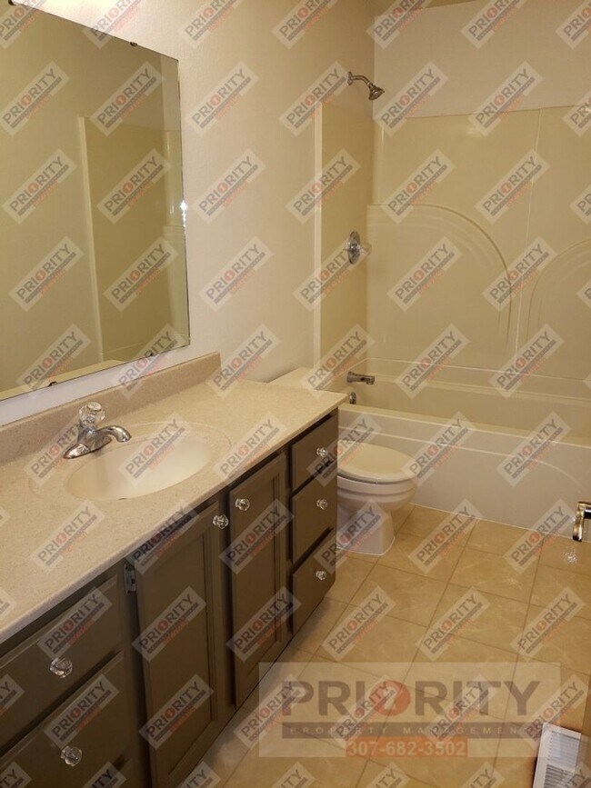 Building Photo - 3 bedroom, 2.5 bath Single-Family Home