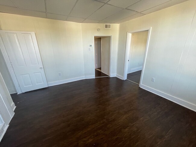 Building Photo - Spacious 2 bedroom Apartment for rent !