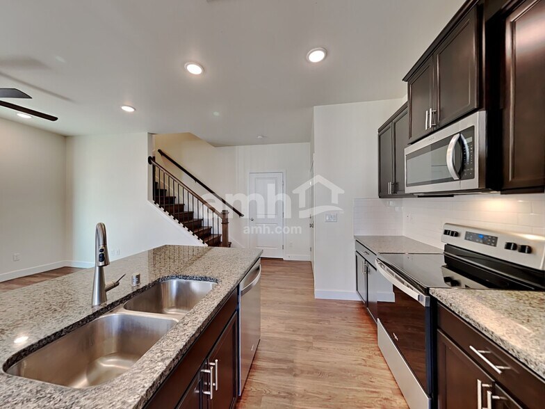 Building Photo - 33047 Lookout Ln