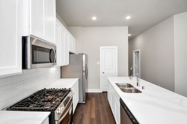 Building Photo - Elm