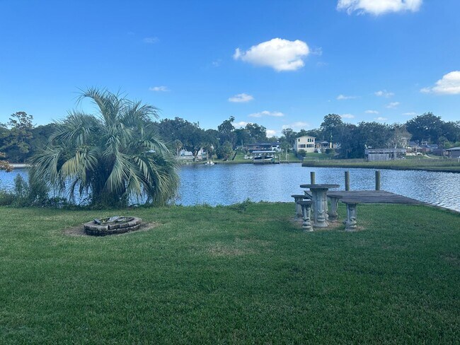 Building Photo - Beautiful 2Bed & 1Bath ON THE WATER in St....