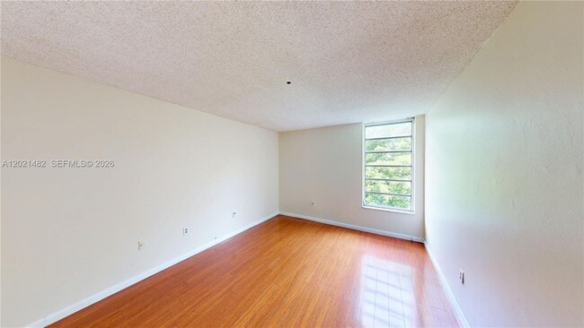 Building Photo - 8860 Fontainebleau Blvd