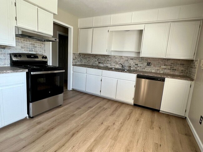 Building Photo - 4203 SE Dorchester- Available now!