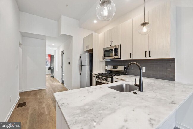 Building Photo - 2526 W Girard Ave