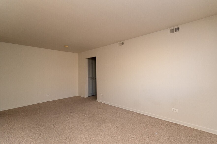 Building Photo - 535 W Aldine Ave