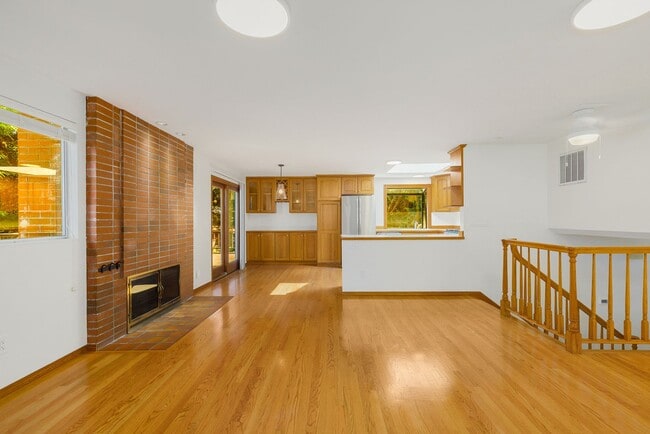 Building Photo - Charming Tri-Level Home in Ideal Location ...
