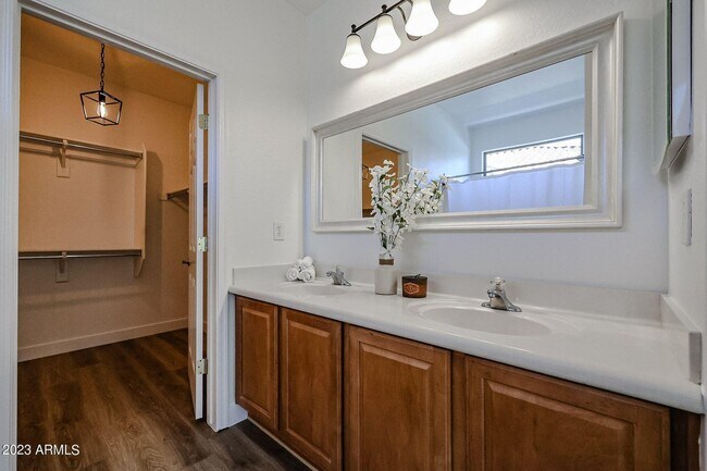Building Photo - BRAND NEW 5 BEDROOM HOME IN PHOENIX