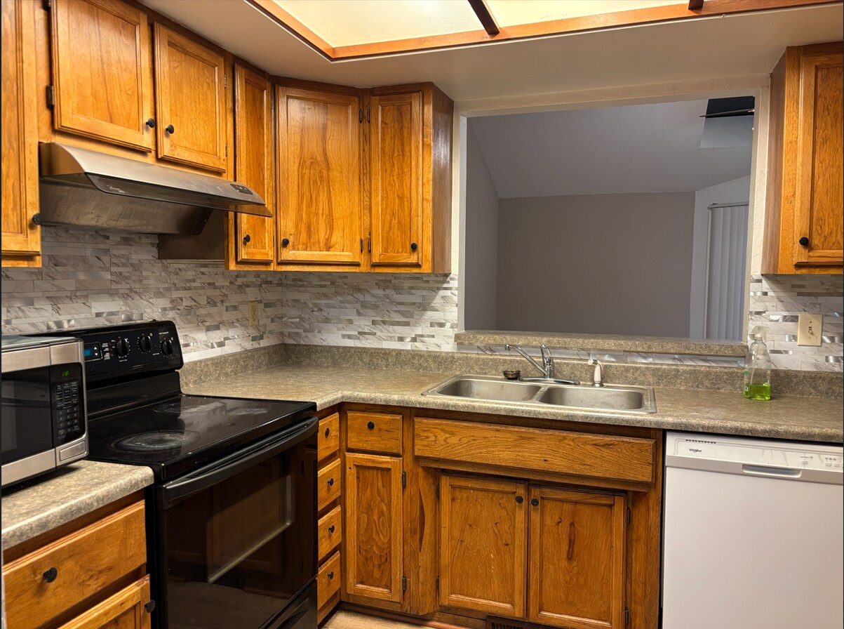 Building Photo - 477 Foxfire Dr