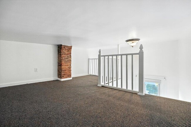 Building Photo - 122 Hutton St