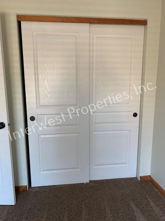 Building Photo - FLIK01-OPM