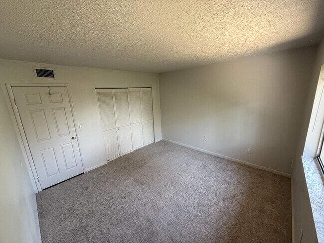 Building Photo - 136 Country Club Dr