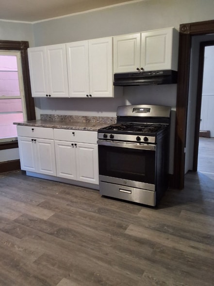 Building Photo - 714 Main St