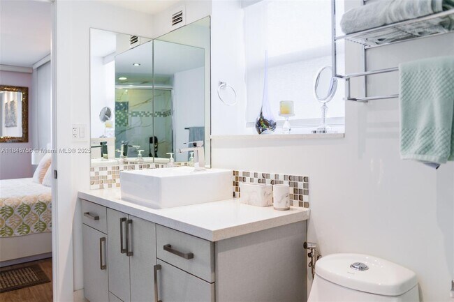 Building Photo - 6039 Collins Ave