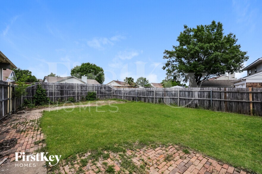 Building Photo - 213 Ripplewood Dr