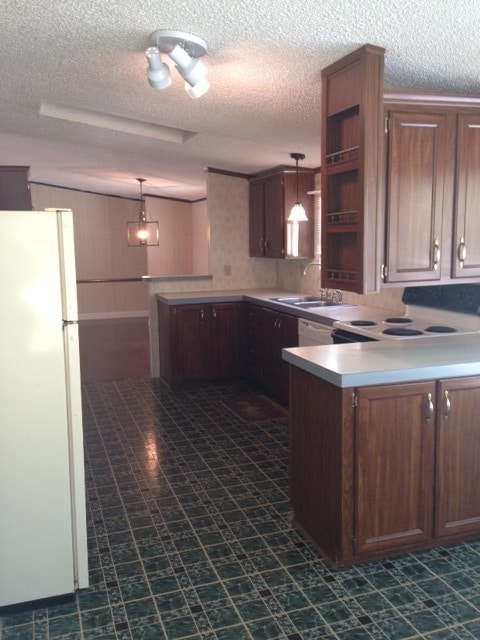 Building Photo - Large Updated Three Bedroom