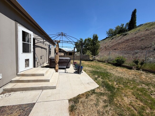 Building Photo - Stunning home with EVERYTHING you could want!