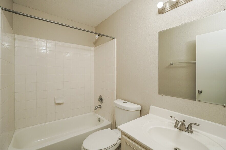 Building Photo - 8714 Sunview Park