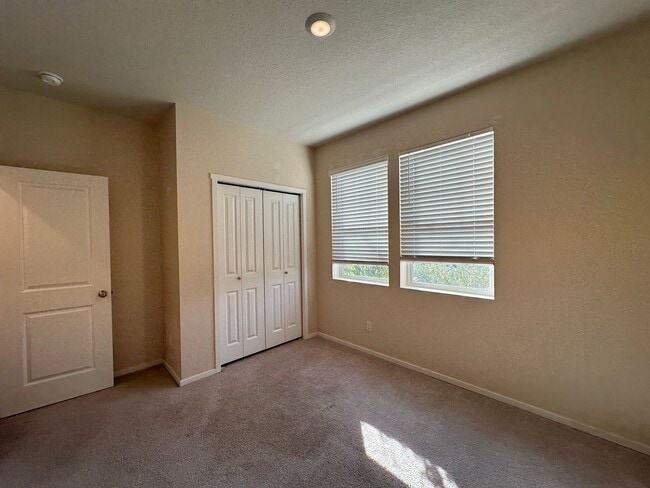 Building Photo - Single Level 2 Bedroom / 2 Bathroom House ...