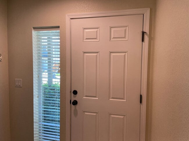 Building Photo - ***Holiday Move-In Special $500 Off First Months Rent*** Very Nice 3 Bedroom 2.5 Bathroom Townhom...