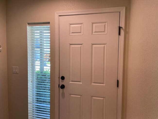 Building Photo - Very Nice 3 Bedroom 2.5 Bathroom Townhome ...