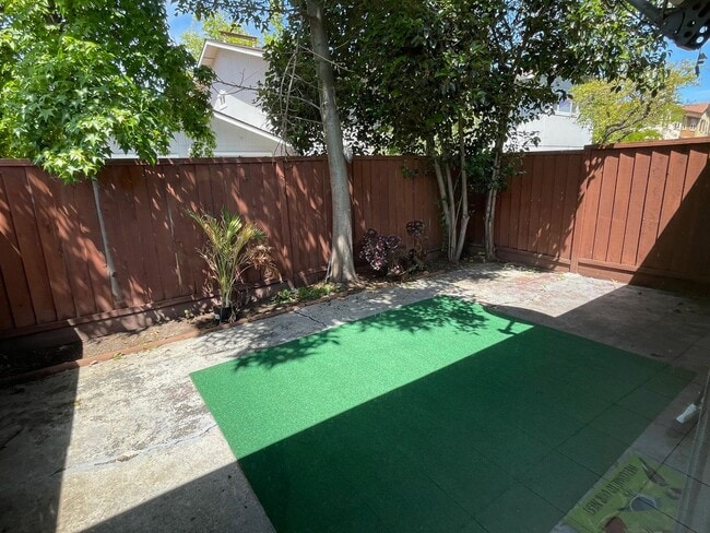 Building Photo - Spacious 2 Bedroom, 1 Bath Apartment w/ 1 Car Covered parking and onsite laundry