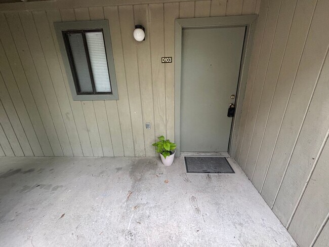 Building Photo - Newly renovated FIRST floor 2/2 - Will go fast