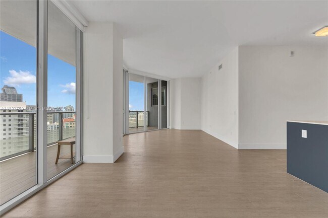 Building Photo - 1300 Brickell Bay Dr