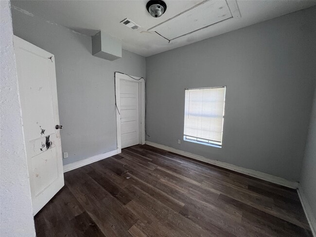 Building Photo - 521 W Caney St