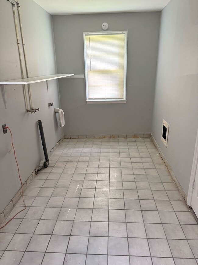 Building Photo - 3 bedroom, 1 bath remodeled home