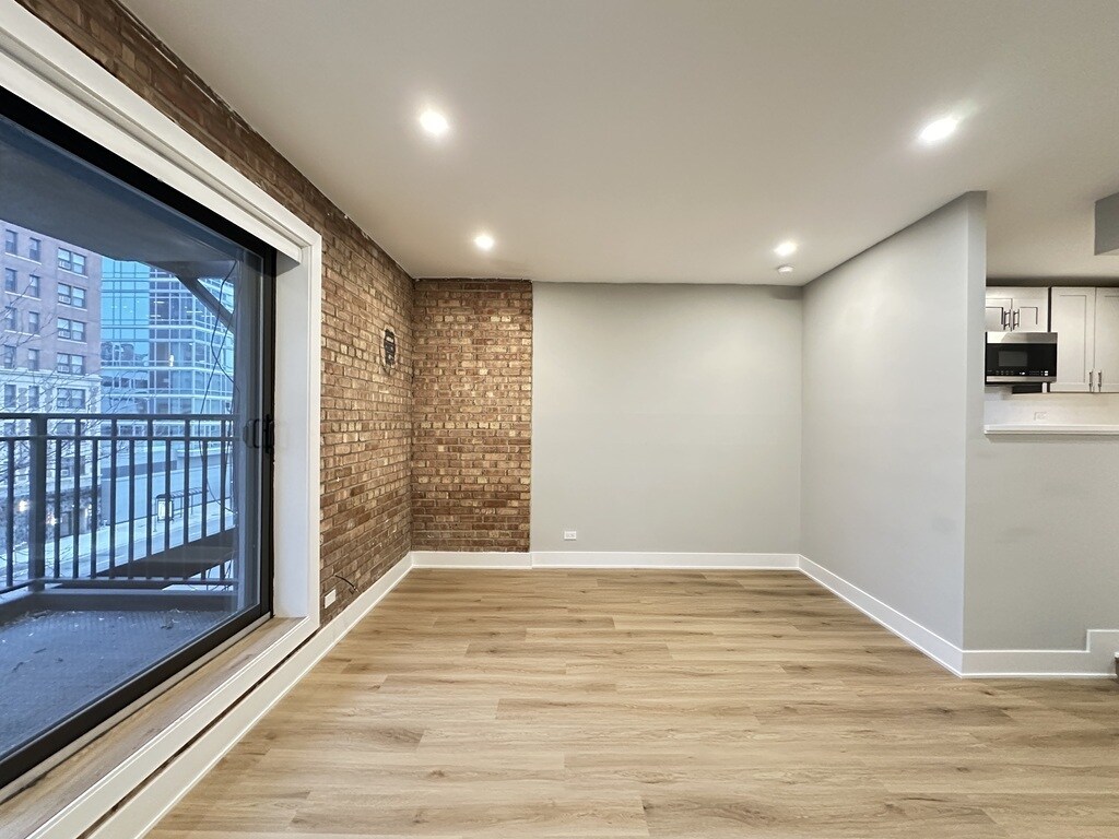 Building Photo - 1214 N La Salle Dr