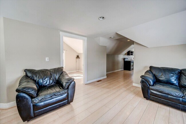 Building Photo - Monroe Duplex