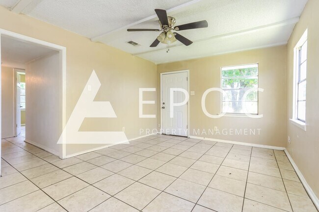 Building Photo - 904 Florence Rd