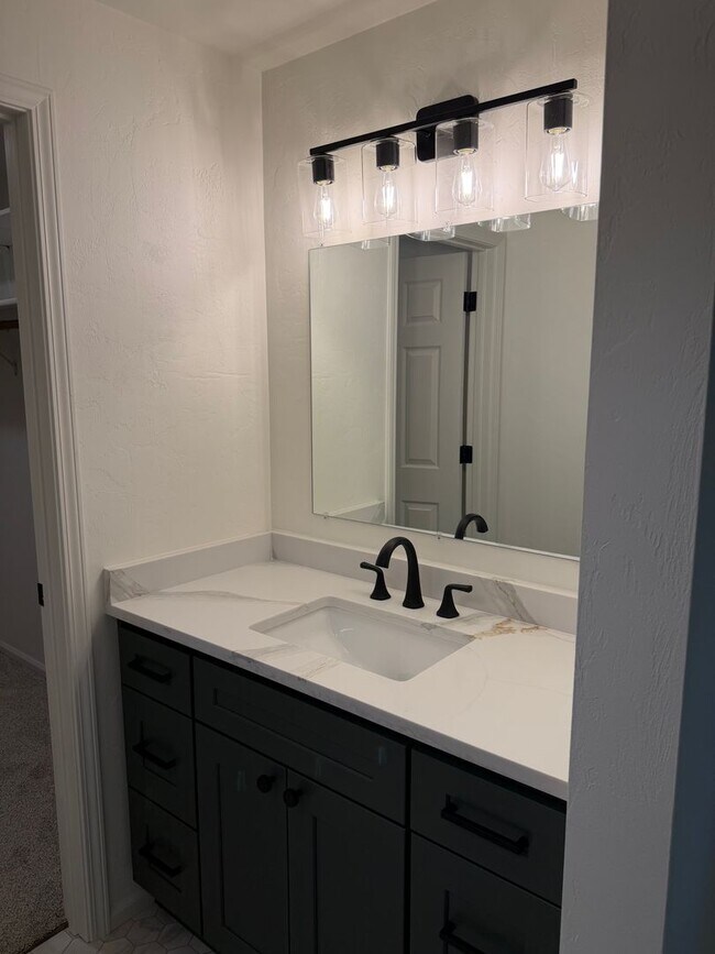 Building Photo - Updated 3 bedroom 2 bath home in a great neighborhood!