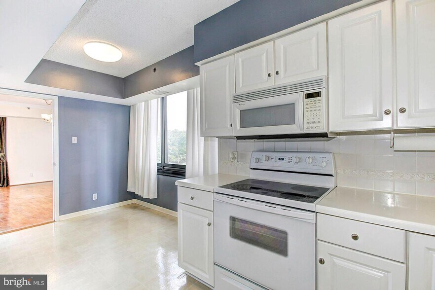 Building Photo - 1200 Crystal Dr