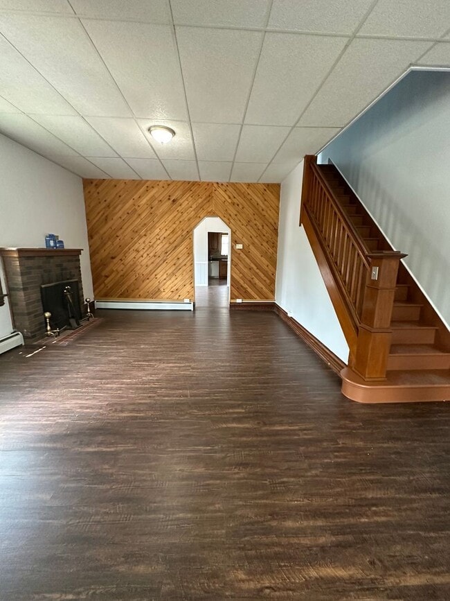 Building Photo - Beautiful 5 Bedroom 2.5 Bath Single Family...