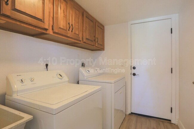 Building Photo - 951 E Leeward Ln