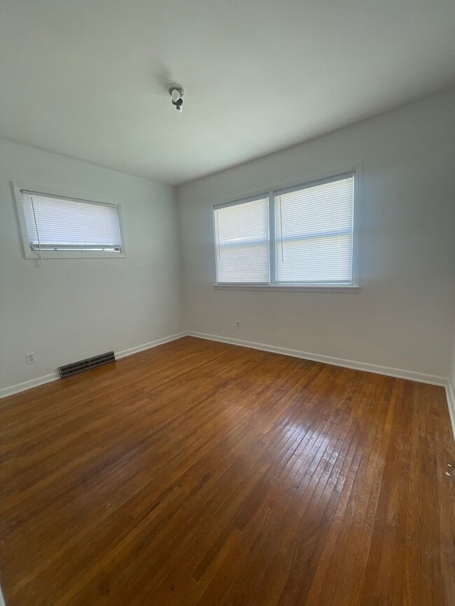 Building Photo - 2 bedroom 1 bath duplex