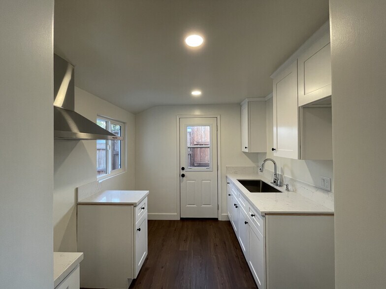 Building Photo - 423 W Maple Ave