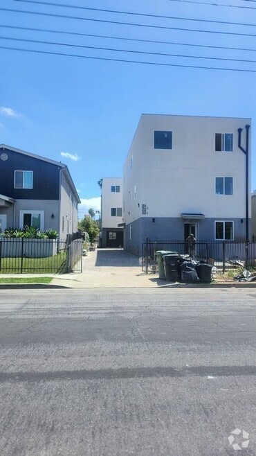 Building Photo - 904 W 78th St
