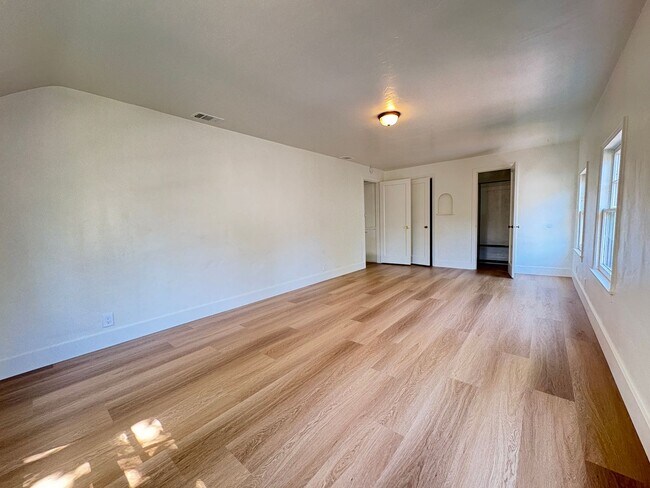 Building Photo - 11 S Hutchins St