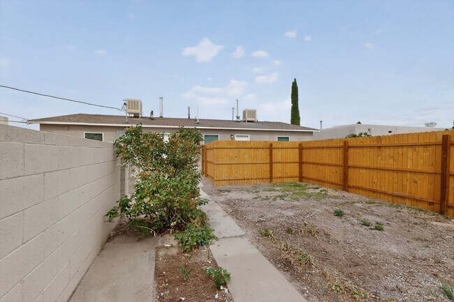 Building Photo - 714-714 Madison St NE