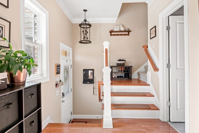 Building Photo - Beautiful 2 bedroom 2.5 bath Townhome w/Garage
