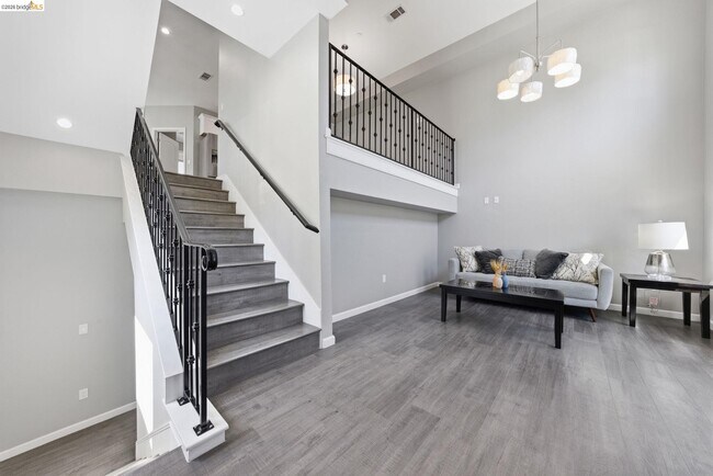 Building Photo - 817 Estancia Ter