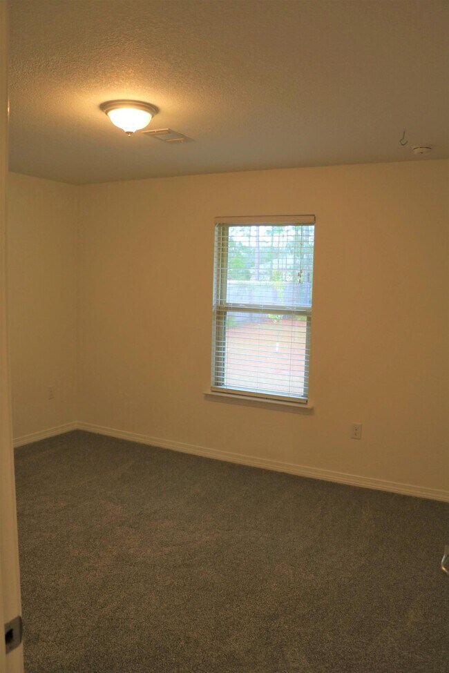 Building Photo - 8202 Pamplona St