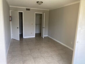 Building Photo - Venetian Place - 613