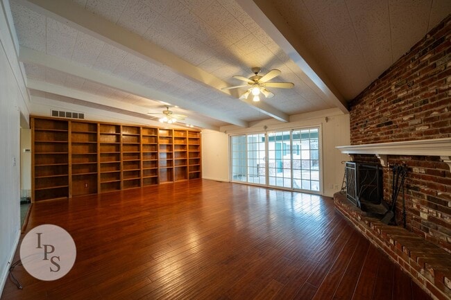 Building Photo - Fig Garden area Large Home, 4BR/3BA, Pool - Lots of Amenities!