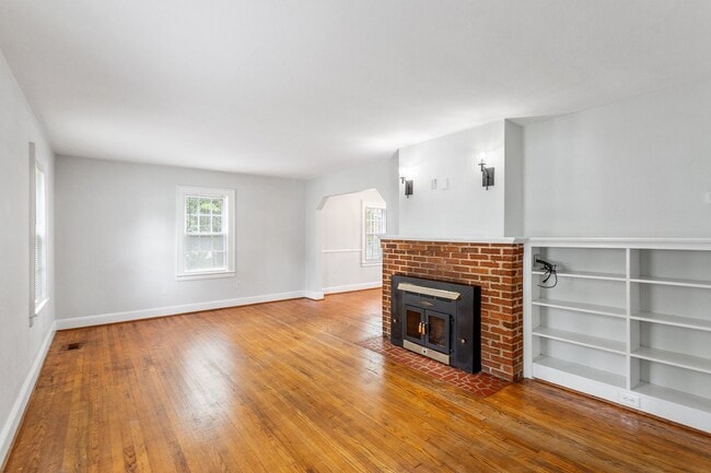 Building Photo - Charming Wythe Gem!